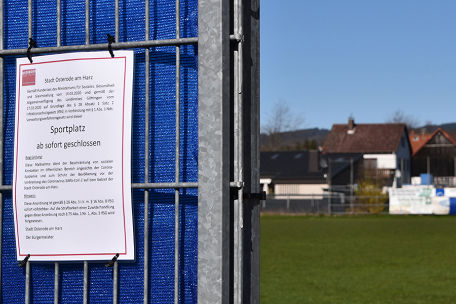 Geschlossener Sportplatz in Zeiten der Corona Pandemie. (Bild: User Migebert, Wikimedia Commons, CC BY-SA 3.0) Geschlossener Sportplatz in Zeiten der Corona Pandemie. (Bild: User Migebert, Wikimedia Commons, CC BY-SA 3.0)